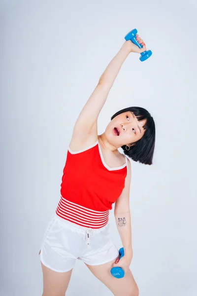 Mladá Asijská Žena Nosí Červenou Košili Držení Činky Izolovat Bílém — Stock fotografie