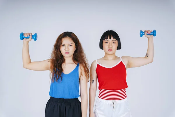 Portrét Dvou Mladých Asijských Žen Modré Červené Košili Drží Činka — Stock fotografie
