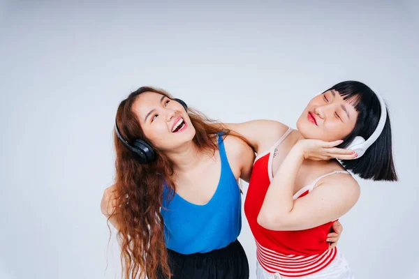 Portrét Dvou Mladých Asijských Žen Těšit Poslouchat Hudbu Tanec Izolované — Stock fotografie