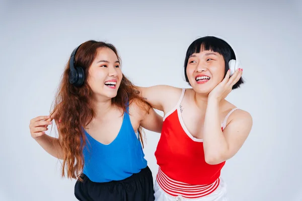Portret Dwóch Młodych Azjatyckich Kobiet Słuchających Muzyki Tańczących Białym Tle — Zdjęcie stockowe
