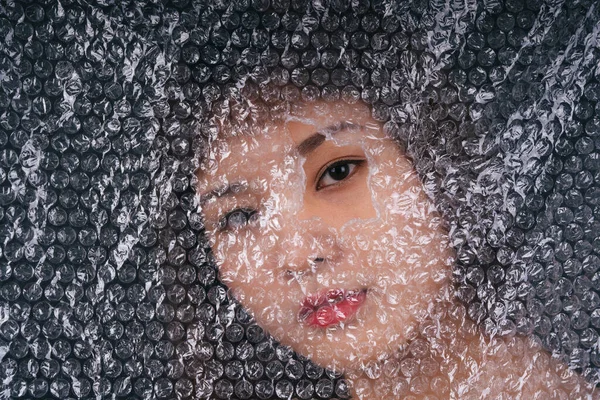 Aziatische Thai Vrouw Achter Plastic Wrap Met Oog Een Gat — Stockfoto