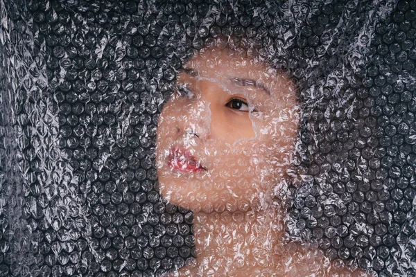 Aziatische Thai Vrouw Achter Plastic Wrap Met Oog Een Gat — Stockfoto