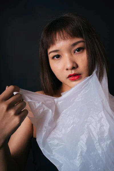 플라스틱 머리를 아름다운 아시아 타이이 여인은 배경에 고립되어 초상화닫아 플라스틱 — 스톡 사진
