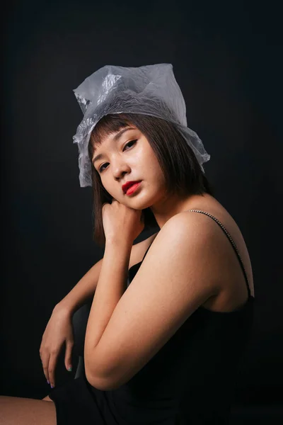 Plastová Módní Koncepce Krásné Asijské Thajky Žena Krátké Vlasy Plastovým — Stock fotografie