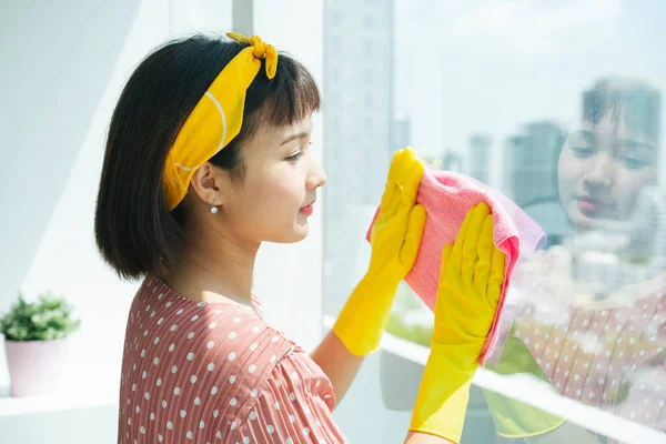 Dienstmädchen Mit Gelben Schutzhandschuhen Putzen Glasfenster Mit Trockenem Lappen Wohnung — Stockfoto