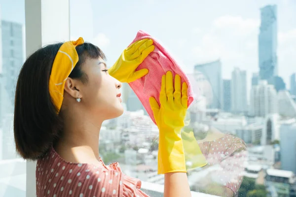 Dienstmädchen Mit Gelben Schutzhandschuhen Putzen Glasfenster Mit Trockenem Lappen Wohnung — Stockfoto