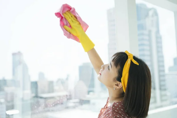 Dienstmädchen Mit Gelben Schutzhandschuhen Putzen Glasfenster Mit Trockenem Lappen Wohnung — Stockfoto