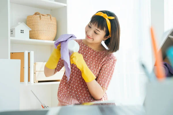 Schöne Asiatische Thailändische Hausmädchen Putzbecher Mit Trockenem Lappen Wohnzimmer Fröhliche — Stockfoto