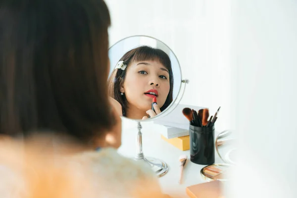 Ganska Asiatisk Thai Kvinna Tillämpar Rött Läppstift Framför Spegeln Hemma — Stockfoto