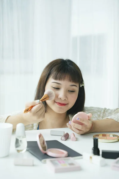 Hermosa Bonita Joven Asiático Tailandés Mujer Disfrutar Usando Cosmético Cepillo — Foto de Stock