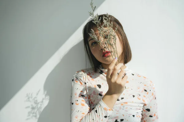 Mooie Vrouw Kort Haar Aziatische Holding Palea Plant Witte Achtergrond — Stockfoto