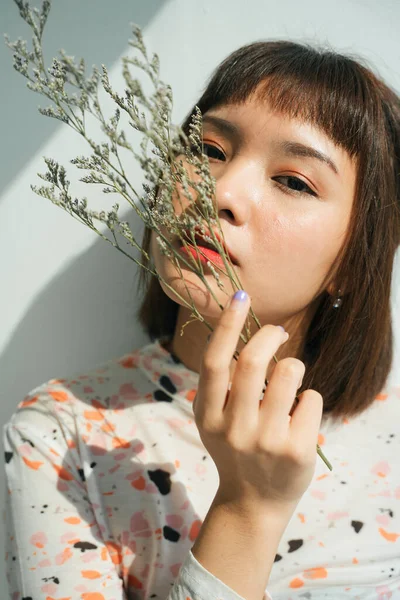 Hermosa Mujer Corto Cabello Asiático Celebración Palea Planta Sobre Blanco — Foto de Stock