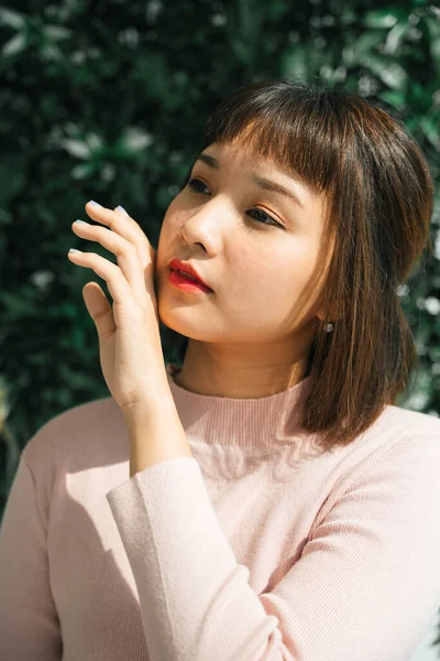Close Beautiful Asian Thai Woman Mengenakan Kemeja Merah Muda Berdiri — Stok Foto