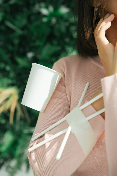 Concepto Residuos Plásticos Close Mujer Tailandesa Asiática Pelo Corto Con — Foto de Stock