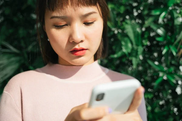 Beautiful Asian Thai Woman Pink Shirt Using Smartphone Green Nature — Stock Photo, Image