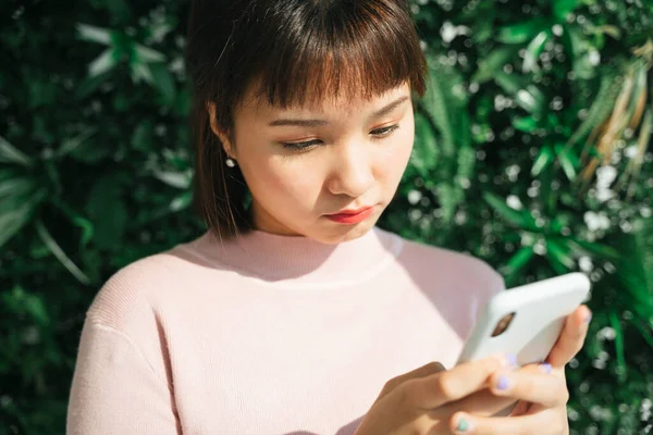 Beautiful Asian Thai Woman Pink Shirt Using Smartphone Green Nature — Stock Photo, Image