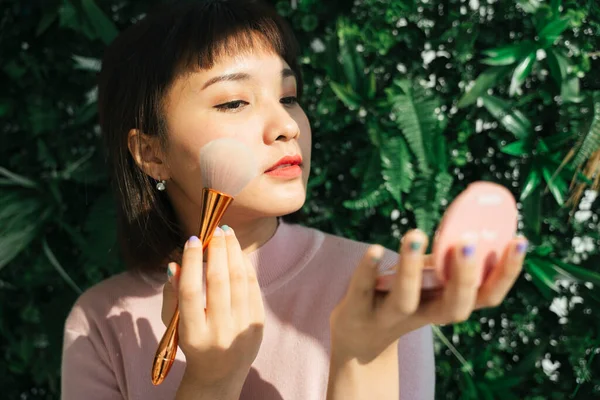 Närbild Asiatisk Thai Kvinna Tillämpa Kosmetisk Borste Över Grön Natur — Stockfoto