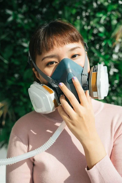 Bella Asiatico Tailandese Donna Rosa Camicia Indossare Respiratore Gas Maschera — Foto Stock
