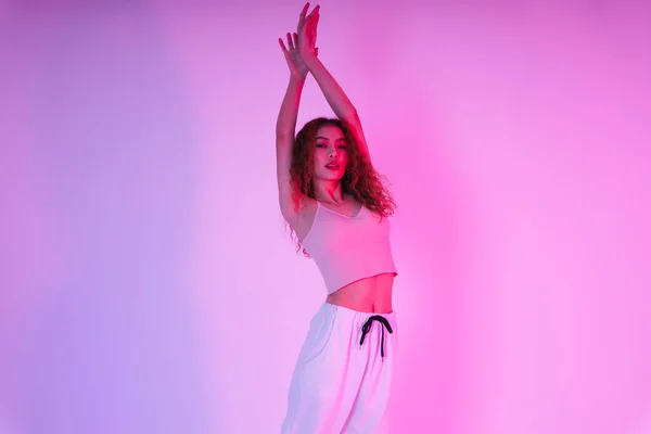Actief Jong Aziatisch Krullend Haar Meisje Dansen Neon Licht Studio — Stockfoto