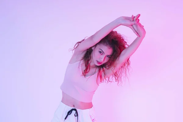 Aktivní Mladé Asijské Kudrnaté Vlasy Dívka Tanec Neonovém Světle Studiu — Stock fotografie