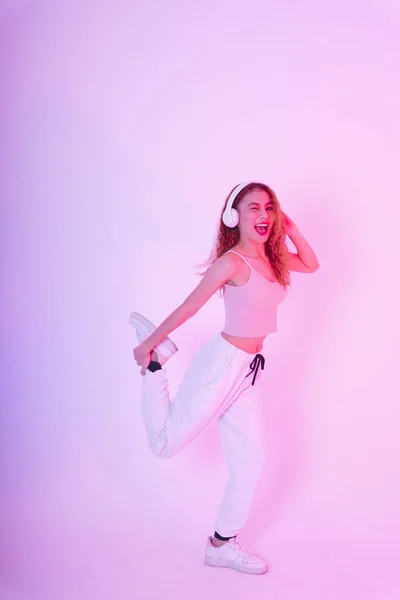 Joven Chica Asiática Tela Rosa Escuchar Música Bailar Aislado Neón — Foto de Stock