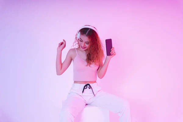 Jonge Aziatische Vrouw Krullend Haar Luisteren Naar Muziek Met Koptelefoon — Stockfoto