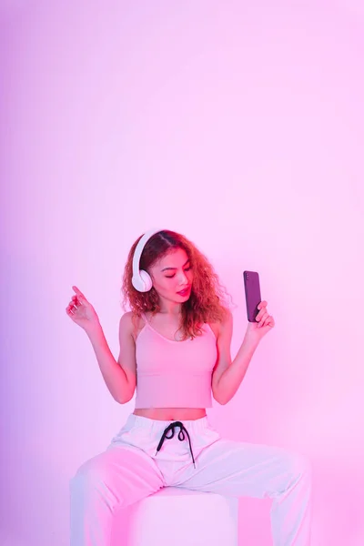 Joven Mujer Asiática Pelo Rizado Escuchar Música Con Auriculares Baile — Foto de Stock