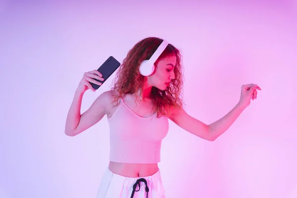 Joven Mujer Asiática Pelo Rizado Escuchar Música Con Auriculares Baile — Foto de Stock