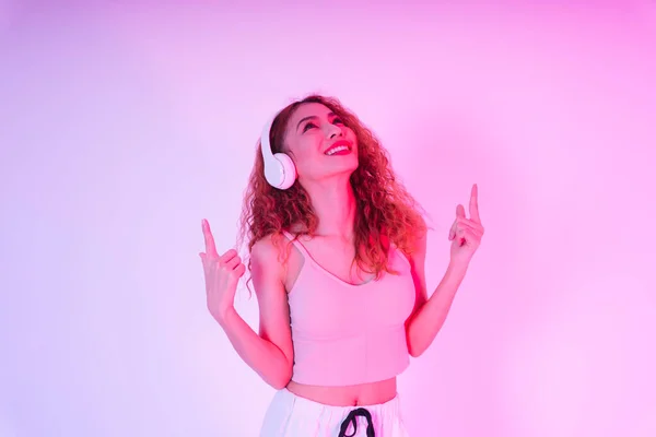 Joven Asiático Mujer Usando Auriculares Danza Neón Luz Fondo — Foto de Stock