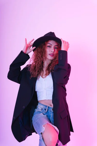 Moda Retrato Jovem Asiático Cabelo Encaracolado Mulher Desgaste Preto Jaqueta — Fotografia de Stock