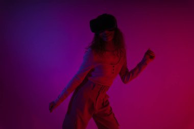 Mutlu kadın sanal gerçeklik gözlüğü takıyor.. 