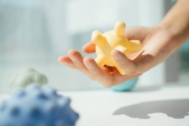 Kadın eli barehand ile havada covid-19 virüsüne dokunuyor..