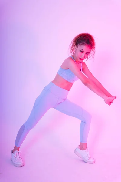 Sporty Mladý Asijské Žena Cvičení Oblečení Strečink Tělo Neon Studio — Stock fotografie