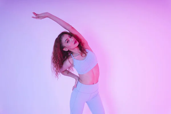 Sportieve Jonge Aziatische Krullend Haar Vrouw Dansen Neon Licht Sportschool — Stockfoto