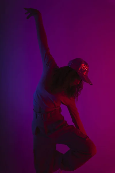 Πορτρέτο Της Νεαρής Hipster Γυναίκα Χορεύει Σκούρο Νέον Φως Φόντο — Φωτογραφία Αρχείου