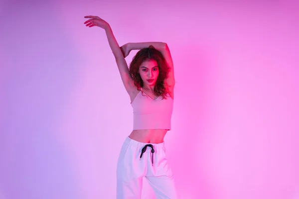 Actief Jong Aziatisch Krullend Haar Meisje Dansen Neon Licht Studio — Stockfoto