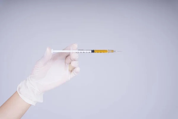 Dokter Tangan Mengenakan Sarung Tangan Putih Memegang Vaksin Jarum Suntik — Stok Foto
