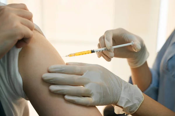 Lekarz Pomaga Osobom Zarażonym Wirusem Covid Poprzez Wstrzyknięcie Szczepionki Ramię — Zdjęcie stockowe