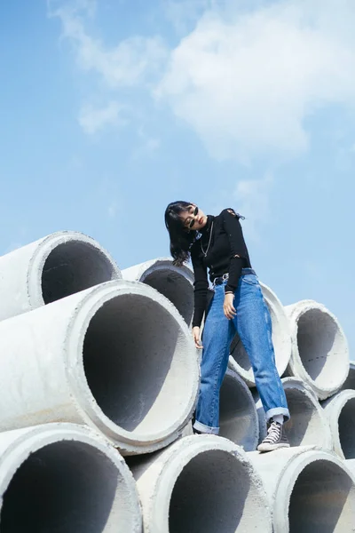 Unavená Módní Dívka Černém Svetru Džíny Stojící Velké Betonové Trubice — Stock fotografie