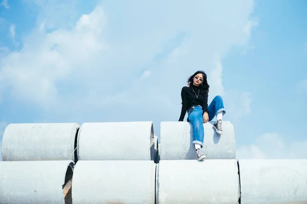 Chica Pelo Negro Suéter Jeans Escalofriante Sentado Parte Superior Del — Foto de Stock
