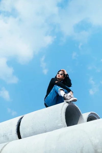Chica Pelo Negro Suéter Jeans Sentados Parte Superior Del Tubo — Foto de Stock
