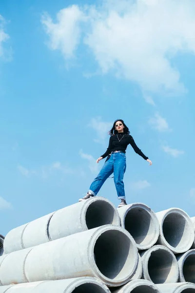 Menina Fashionista Camisola Preta Jeans Perigoso Tubo Concreto Grande Sob — Fotografia de Stock