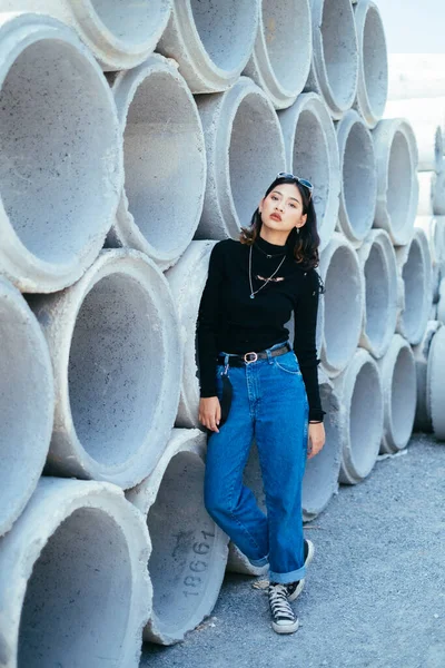 Menina Fashionista Camisola Preta Jeans Encostados Grande Tubo Concreto Com — Fotografia de Stock