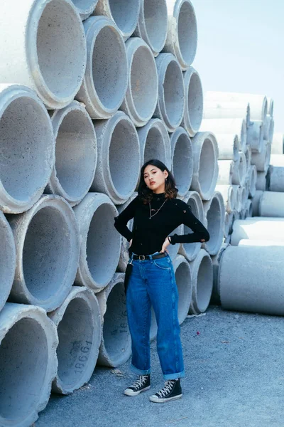 Fashionista Chica Suéter Negro Jeans Pie Junto Gran Tubo Hormigón — Foto de Stock