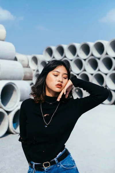 Menina Fashionista Camisola Preta Jeans Grande Área Tubo Concreto Tocar — Fotografia de Stock