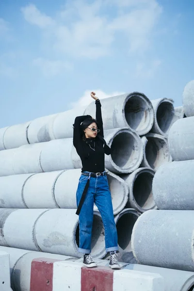 Menina Fashionista Camisola Preta Jeans Caminhar Longo Linha Tubo Concreto — Fotografia de Stock