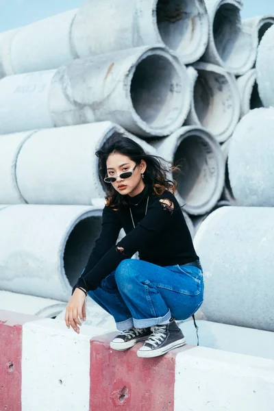 Chica Fashionista Jersey Negro Jeans Sentados Frente Tubo Hormigón Grande — Foto de Stock