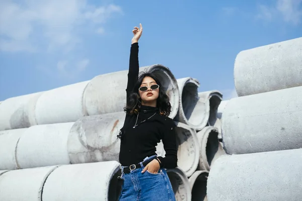 Fashionista Chica Suéter Negro Jeans Pie Solo Tubo Hormigón Grande — Foto de Stock