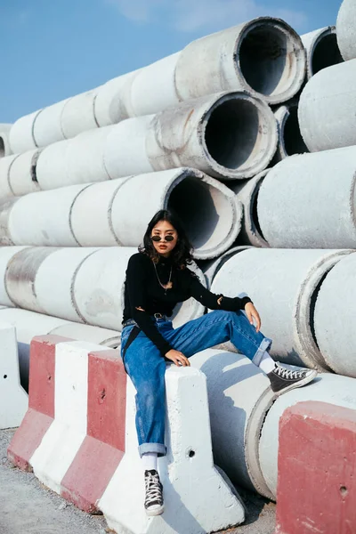 Menina Fashionista Camisola Preta Jeans Sentado Barricada Vermelha Branca Apoiar — Fotografia de Stock