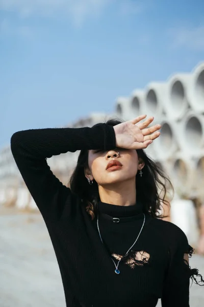 Виснажена Дівчина Модниця Чорному Светрі Стоячи Сонячному Світлі Піднімає Руку — стокове фото